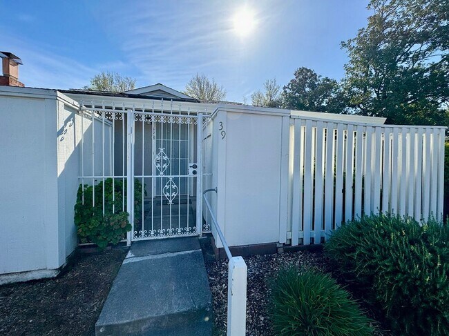 Building Photo - Beautifully Renovated Two Bedroom Napa Condo