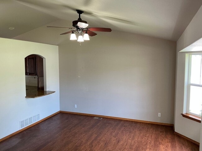 Building Photo - Beautiful home in desirable Hunter's Glen ...