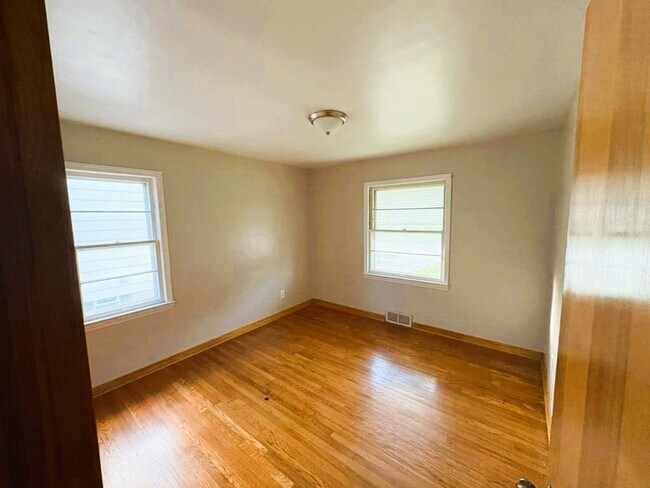 Foto del edificio - Charming 3-Bedroom Home in Maple Heights –...