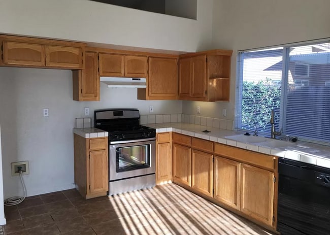 Building Photo - Great location!  Close to shopping, schools and freeway access