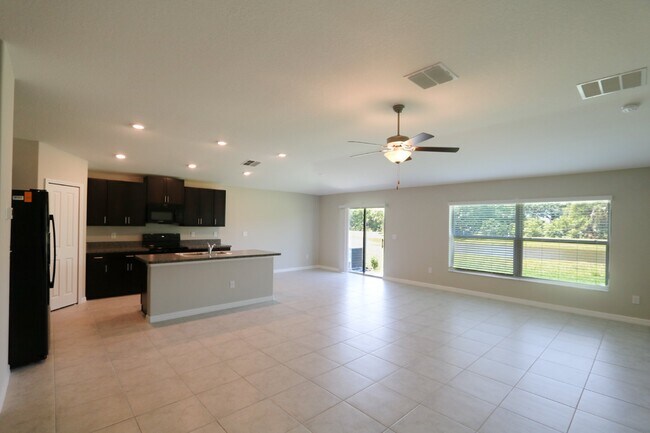 Building Photo - Spacious 4-Bedroom Home with 2 Full Baths ...