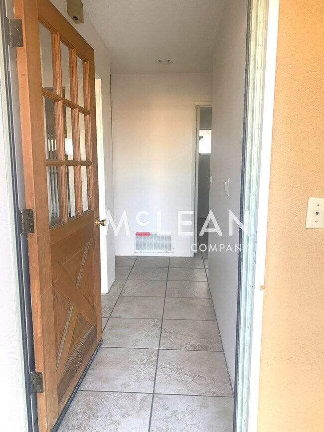 Foto del edificio - Three Bedroom Home in Beautiful Neighborhood