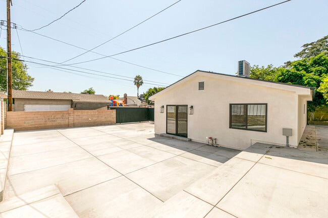 Building Photo - 10446 Woodley Ave