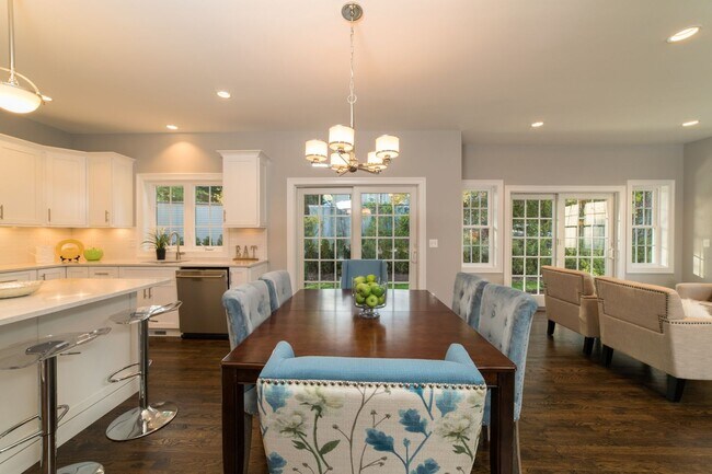 Foto del edificio - Luxury 3-Bed/1.5 Bath East Rock Condo Avai...