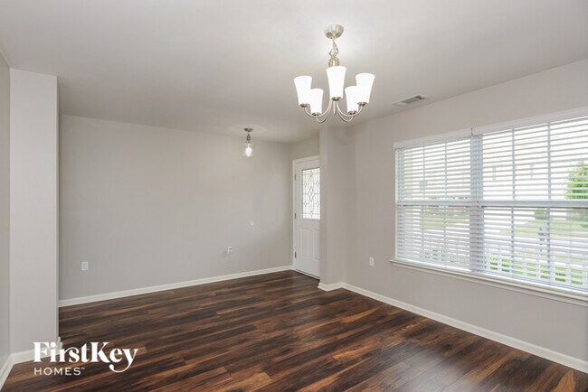 Building Photo - 1555 Summer View Ln