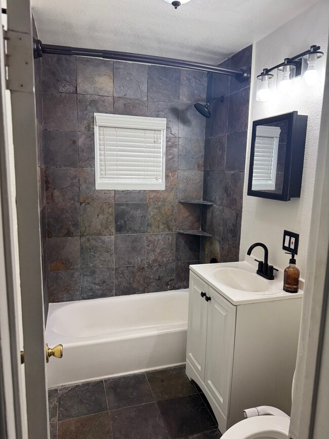 Building Photo - 617 1/2 Manchester Ter