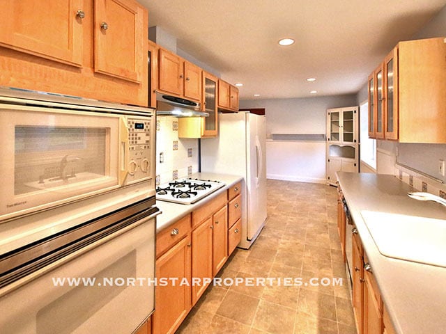 Building Photo - Great Lake Oswego Home Walking Distance to Everything