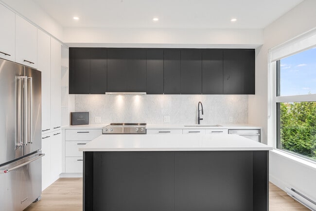 Building Photo - Effortless Living in the Heart of South Su...