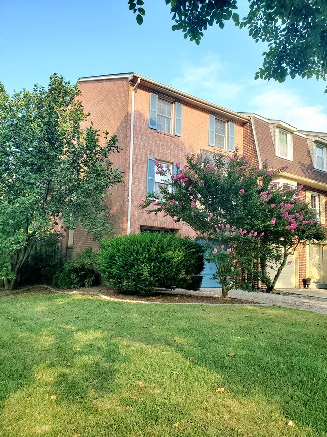 Building Photo - 8002 Broken Reed Ct