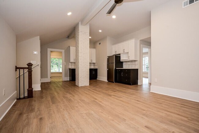 Building Photo - 616 Linwood Ave NE