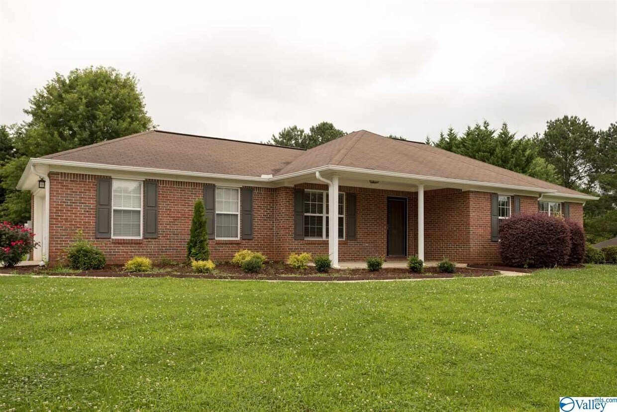Primary Photo - 101 Lisa Ann Dr