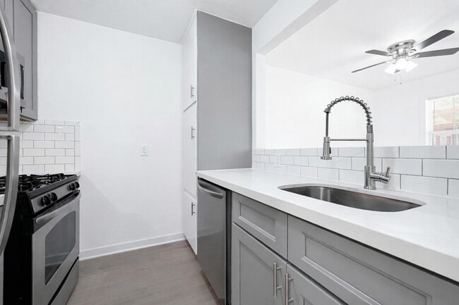 Building Photo - 5718 Eskridge St