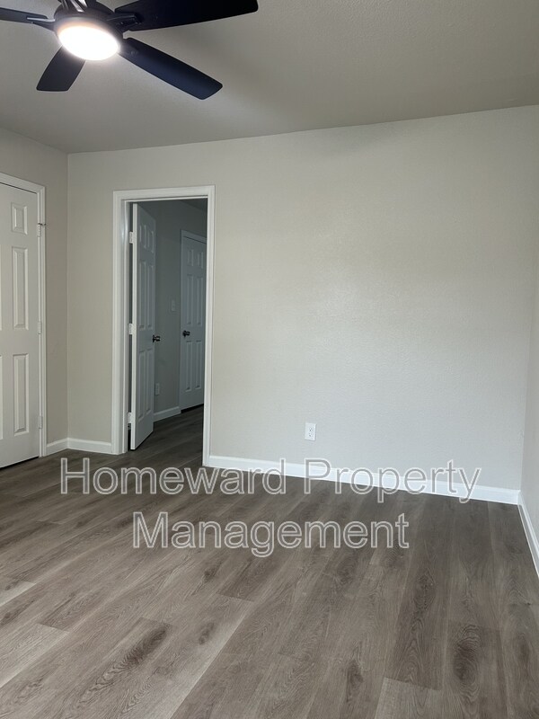 Building Photo - 407 N Justin Ave