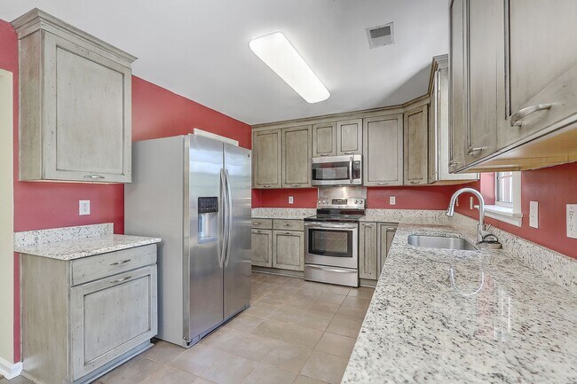 Foto del edificio - Gorgeous 2 story family home located in Br...