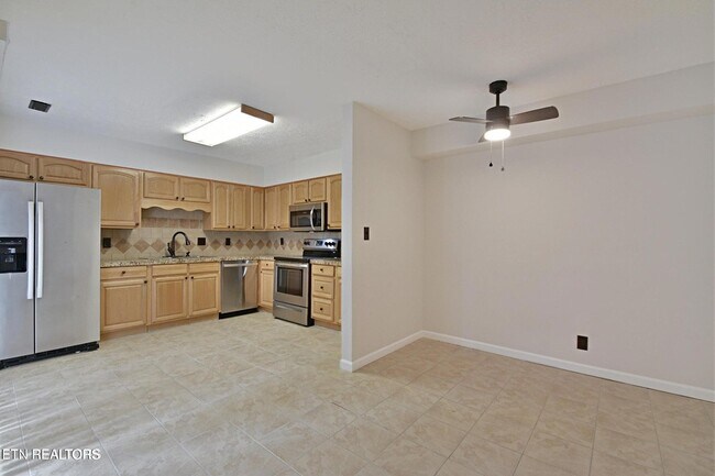 Foto del edificio - 9111 Woodpark Ln NW
