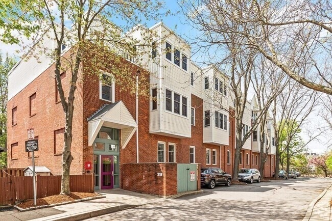 Building Photo - 218 Thorndike St