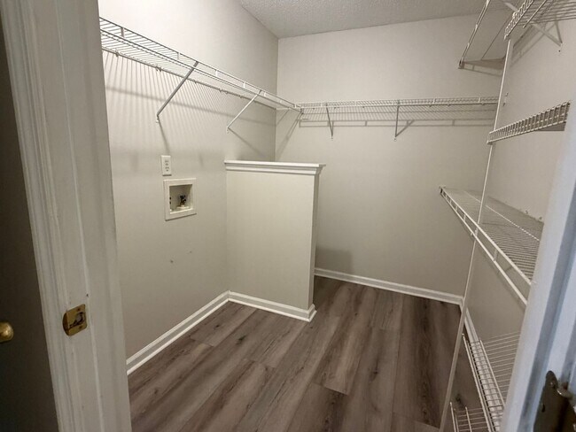Foto del edificio - 2BR 2BA No Carpet