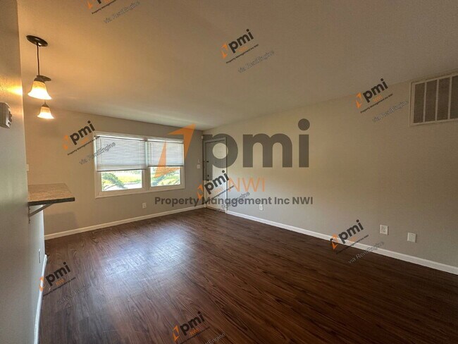 Building Photo - 5831 Creekview Ct W