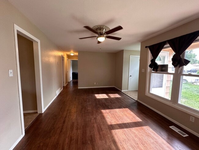 Building Photo - Main Level Living