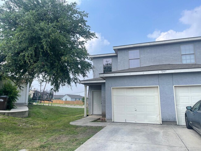 Lovely 2-story | 3-bedroom | 2.5-bath town... - Lovely 2-story | 3-bedroom | 2.5-bath town... Townhome