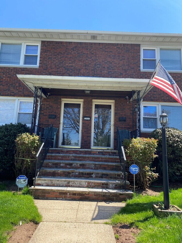 Front - 240 Forest St