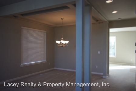 Building Photo - 3820 Ingleside Dr SE