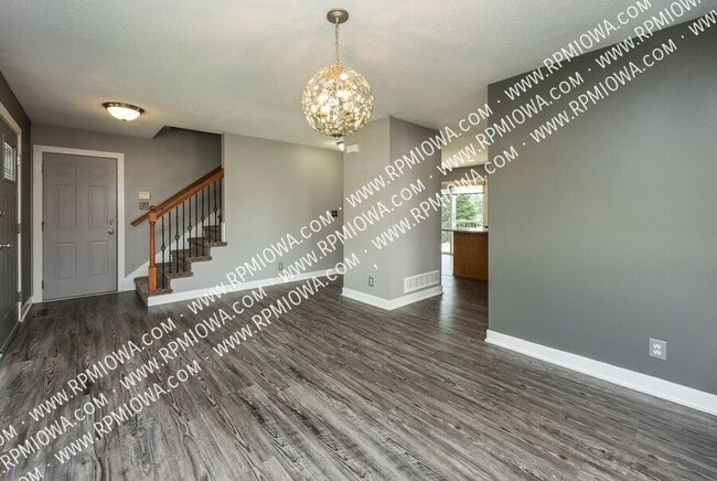 Building Photo - 900 SE Woodbine Dr