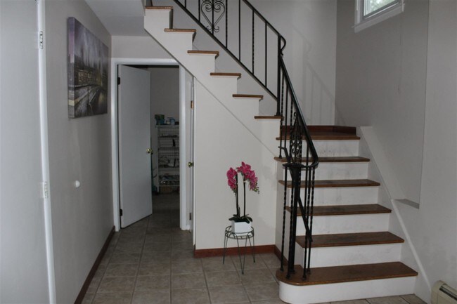 Building Photo - 12 Village Pl