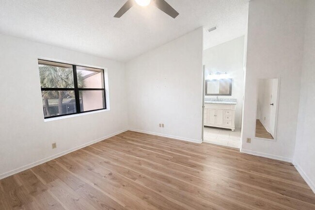 Foto del edificio - 3950 Cocoplum Cir