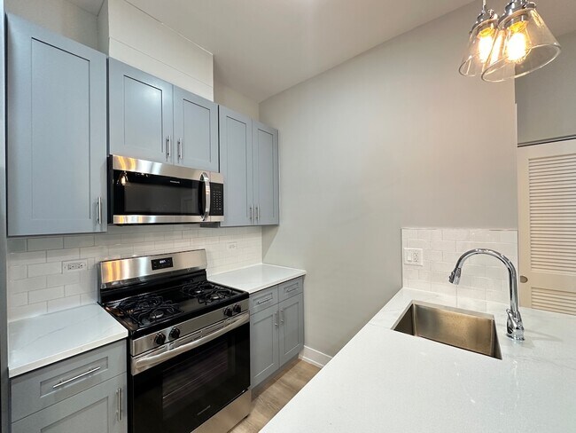Building Photo - 419 W Belden Ave