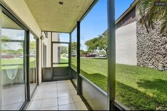 Building Photo - 311 W Laurel Dr