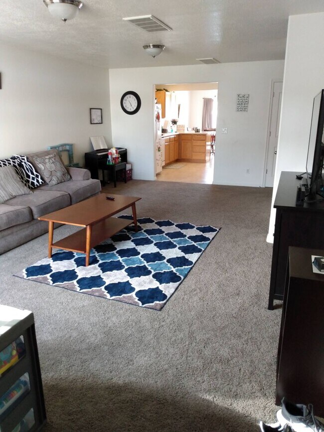 Foto del edificio - 4 Bed/3 Bath by Geneva Rd in Provo