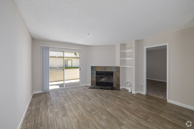 2 habitaciones, 2 baños - 940 pies cuadrados - Sala de estar - Elan Shadowridge Meadows
