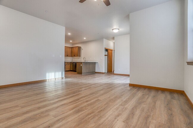 Foto del edificio - Beautiful 2 Bedroom 2.5 Bathroom Duplex in Great Washougal Location! Beautiful Finishes!