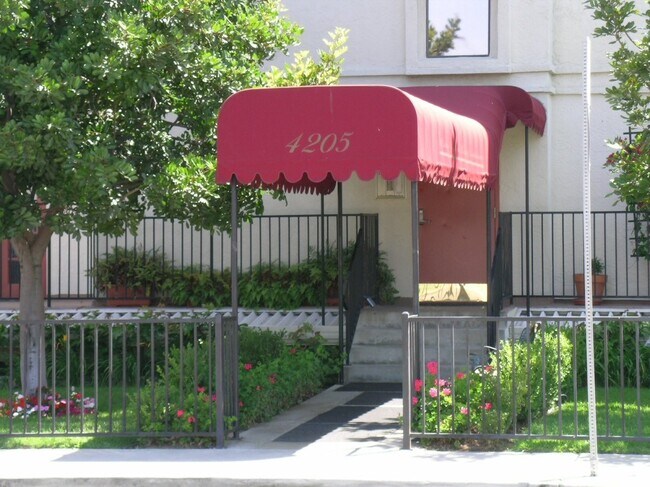 Foto del edificio - AVAILABLE NOW - Beautiful Condo in the Heart of Vibrant San Diego!