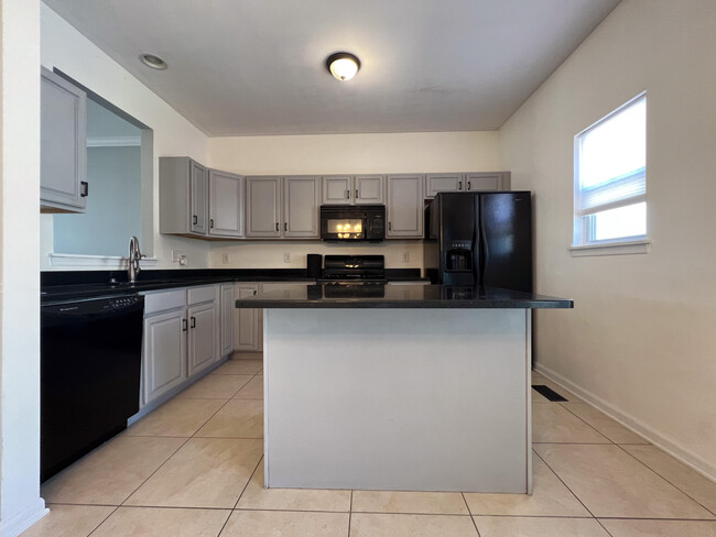 Building Photo - 409 Parker Dr