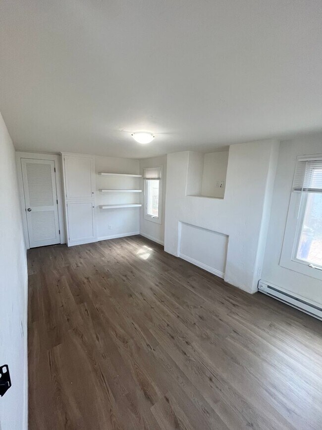 Building Photo - LOCATION! 1 BD / 1 BA + Bonus room Across ...