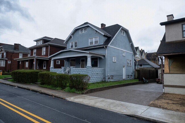 Building Photo - RENT TO OWN!! SPACIOUS 3 BEDROOM SINGLE FA...