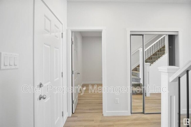 Photo du bâtiment - 19214-1922A 22A Ave NW