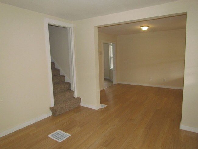 Building Photo - Recently Remodeled! Available March 8!