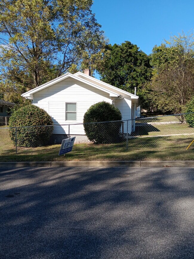 Building Photo - 512 34th Ave W