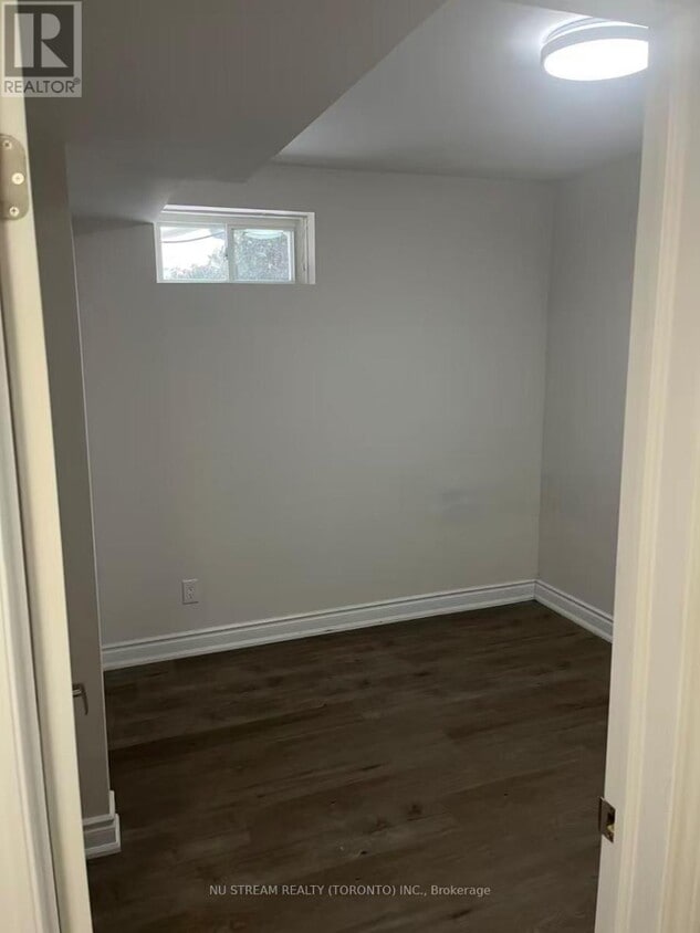 Photo du bâtiment - 612 Village Pkwy