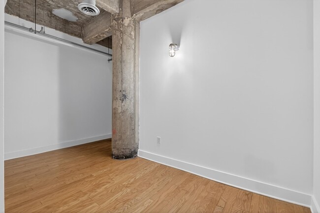 Building Photo - 140 Bay St