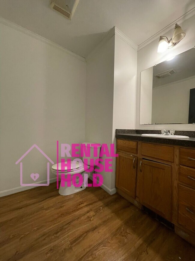 Building Photo - Completely Redone 3 Bed 1.5 Bath Rental!