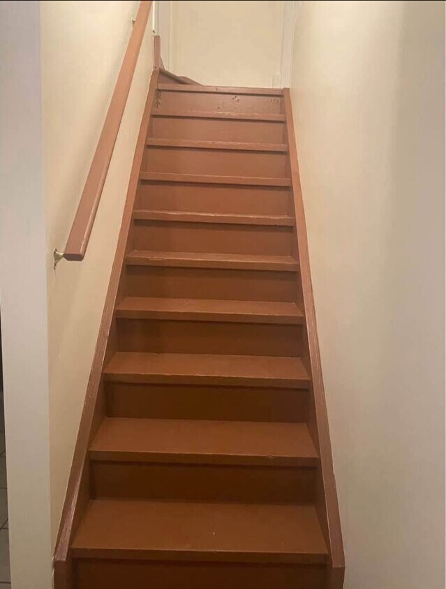 Building Photo - 127 Luella Cres