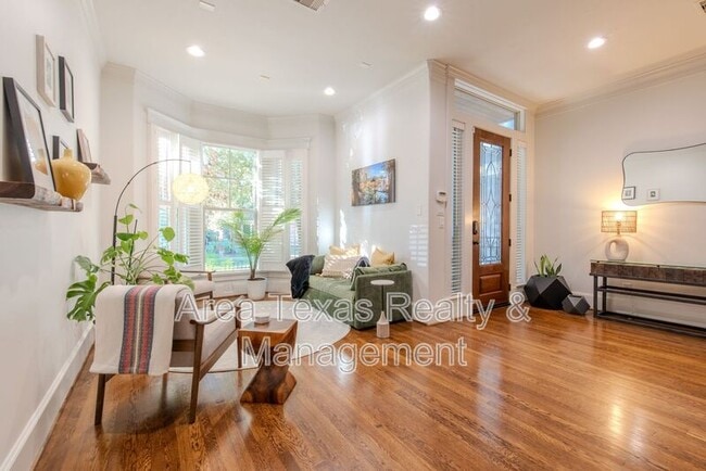Building Photo - 545 W 26th St