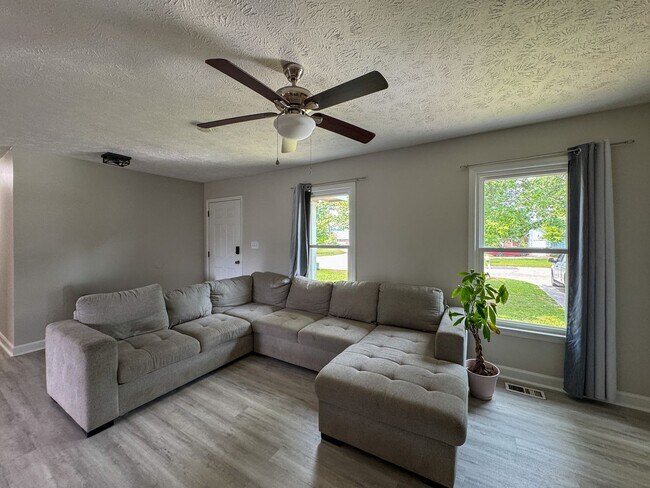 Foto del edificio - Beautiful 3 Bed 2 Bath Fayetteville Home with Fenced Yard
