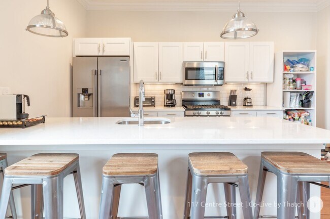 Foto del edificio - Convenient Location, In-Unit Washer and Dryer, Central Heat/AC, Eat-in Kitchen, Parking for Rent