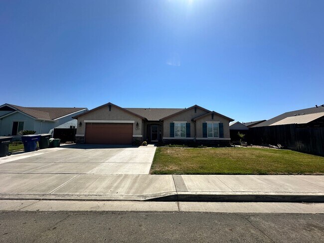 Foto del edificio - Hanford home w/pool coming soon!