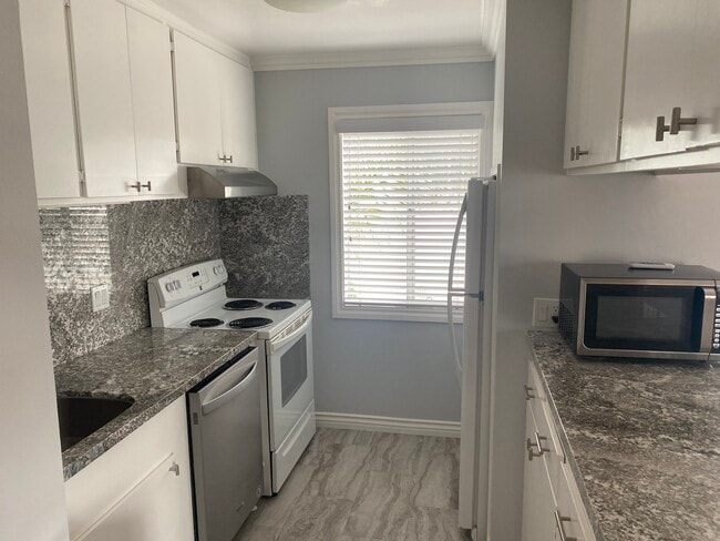 Kitchen - 405 E Edgewater Ave